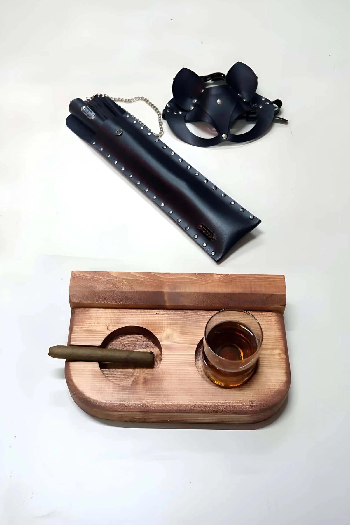 siyah vegan deri kırbaç ve kelebek maske ile ahşap bardaklık küllük 3'lü fantezi set gümüş perçinli