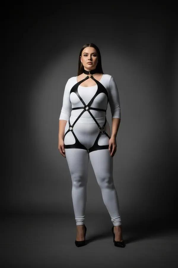 Büyük beden siyah vegan deri full body harness takım, altın O-ring ve X kesim bantlı, ayarlanabilir boyun choker