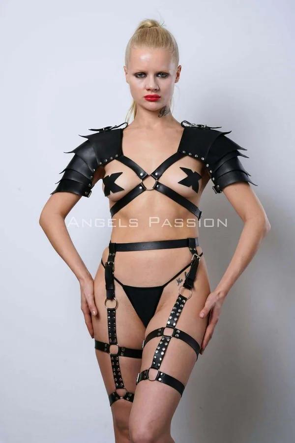siyah vegan deri gladyatör harness takım, omuz zırhı ve jartiyer bandı, gümüş O-halka metal donanım