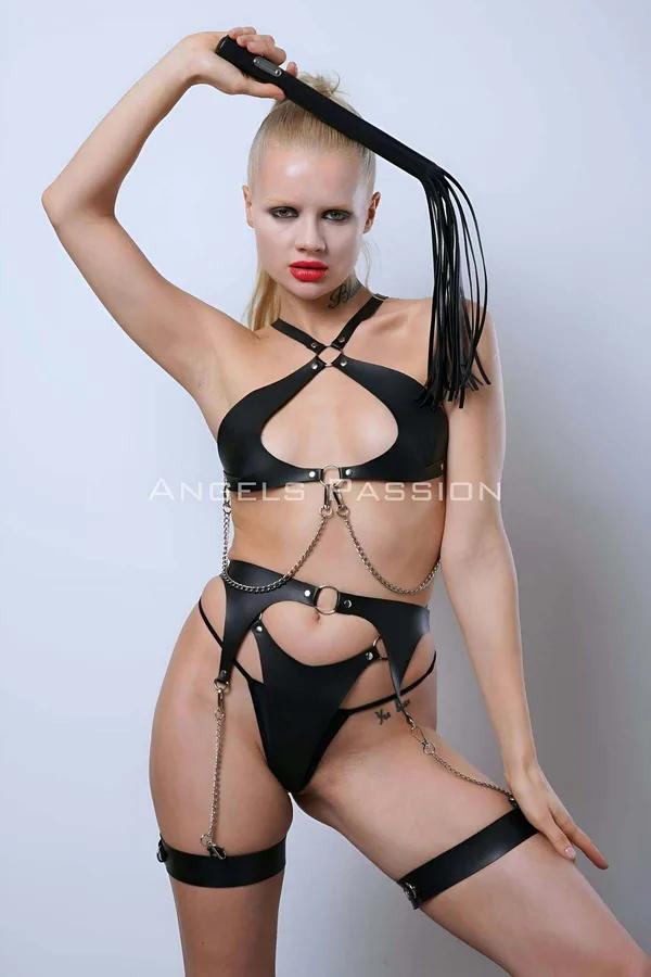 siyah vegan deri sütyen harness jartiyer takım altın O-ring zincir uyluk bandı ve siyah kırbaç aksesuarıyla