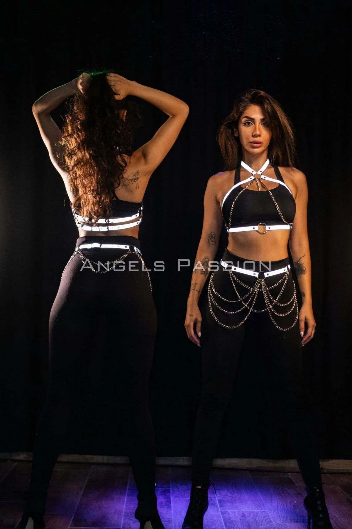 Siyah reflektörlü bantlı zincirli harness takım, karanlık ortamda beyaz yansıma, altın zincir detaylı 2 parça set