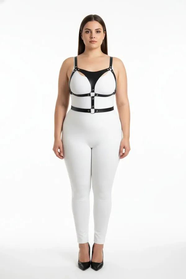 büyük beden siyah vegan deri harness takım gümüş O-ringli göğüs bandı ve bel askısı plus size model üzerinde