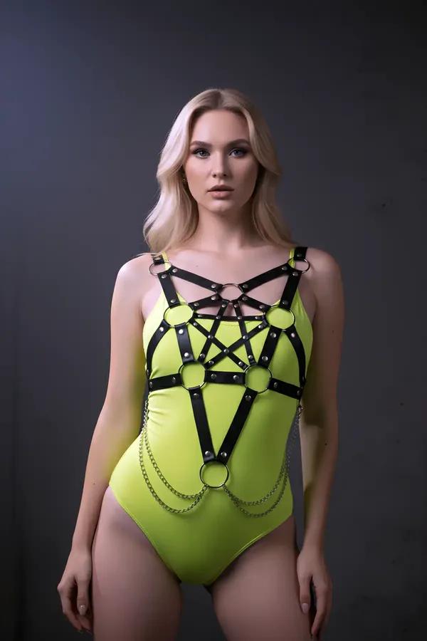 siyah vegan deri göğüs harness geometrik O-ring yıldız deseni gümüş zincir detay
