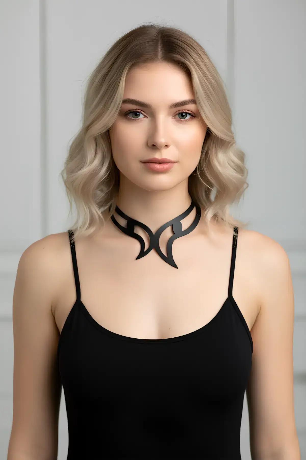 siyah vegan deri choker göz motifli lazer kesim kolye boyun üzerinde mat yüzey