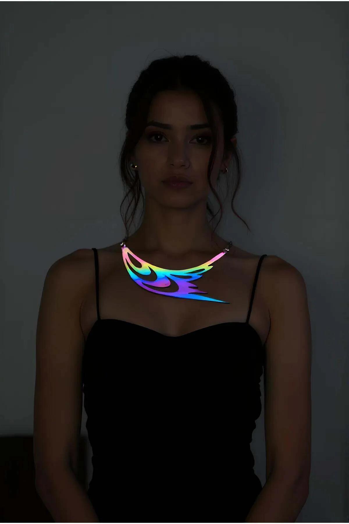 Rainbow reflektörlü choker kolye kuş kanadı lazer kesim pendant karanlıkta renkli yansıma