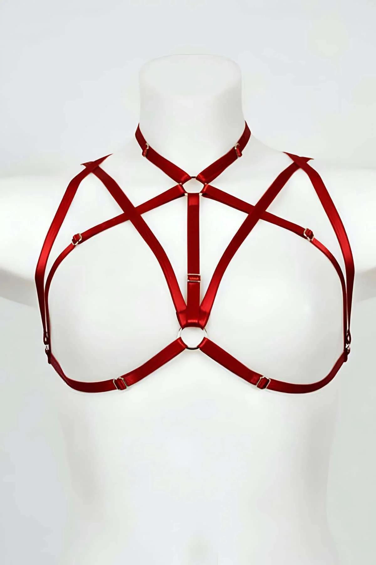 kırmızı saten göğüs harness boyundan bağlamalı geometrik çapraz bant yapısı merkezi O-ring