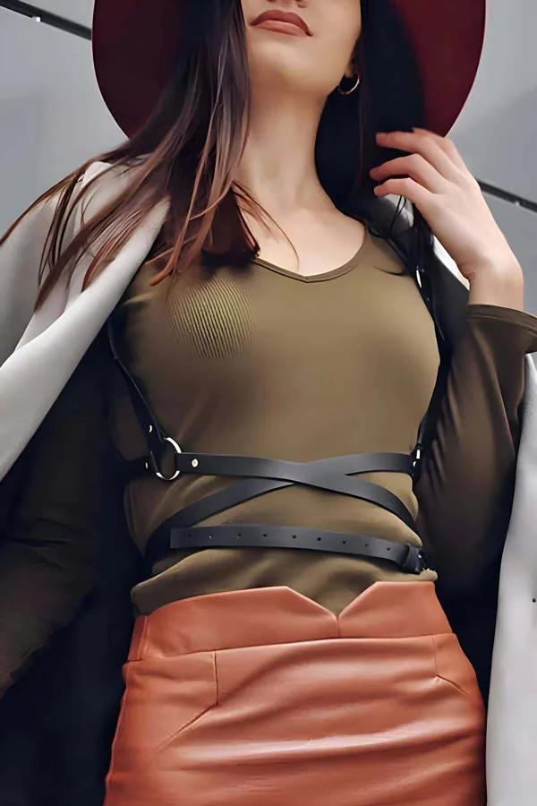 beli uzun sarmalı siyah vegan deri harness çapraz bantlar O-ring detay kazak üzerinde