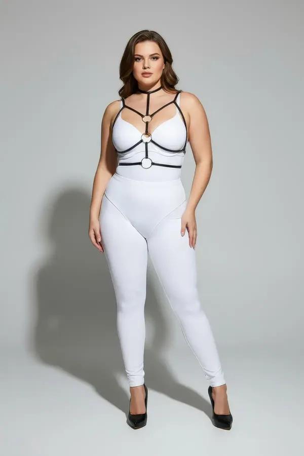 büyük beden siyah lastik göğüs harness boyunluk ve üç O-halka detayı, plus size model üzerinde