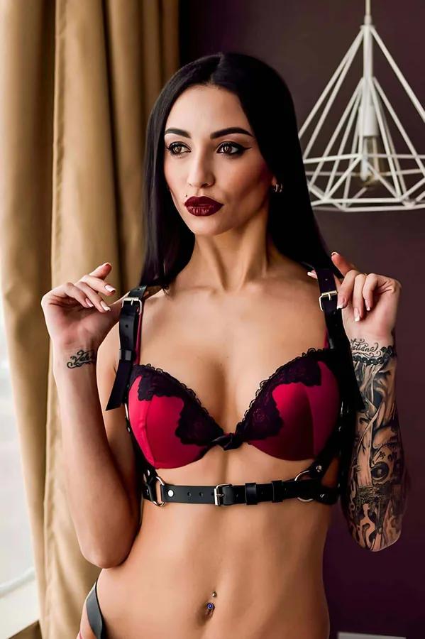 siyah vegan deri harness sırt zincir ve O-ring detaylı altın donanımlı
