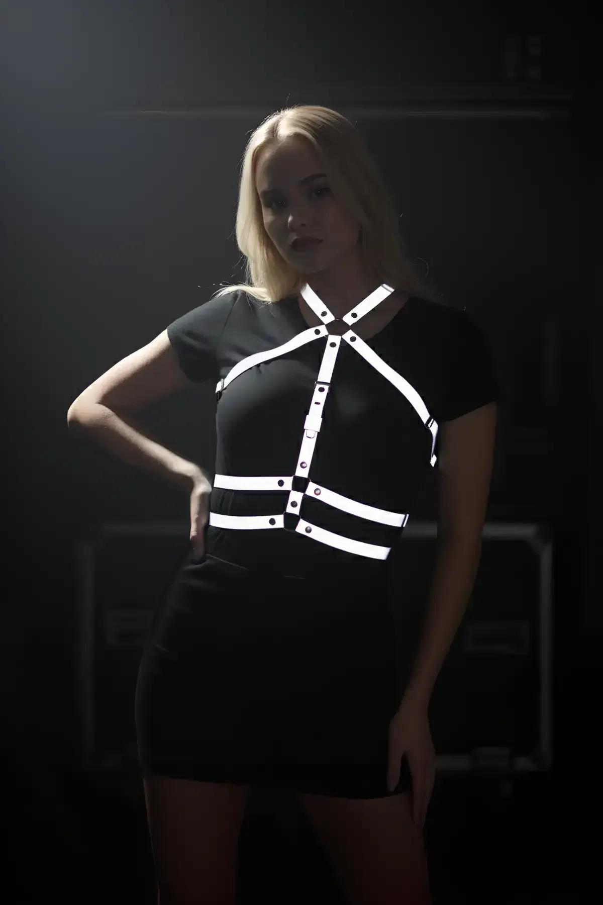 Reflektörlü beyaz şeritli göğüs harness karanlıkta parlayan X çapraz tasarım gümüş metal çıtçıt