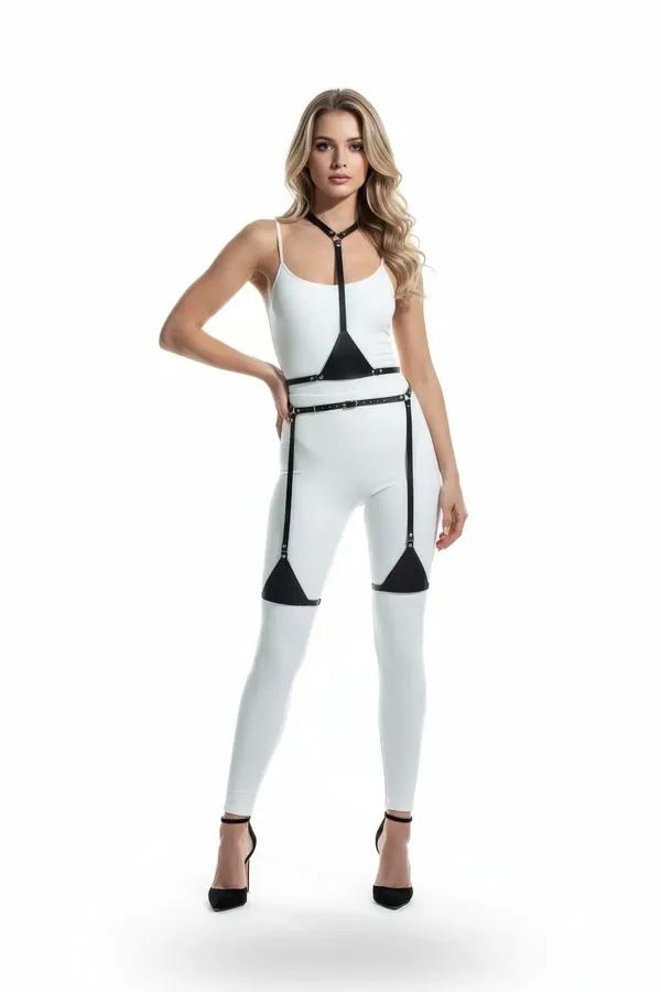 Siyah suni deri tam vücut harness takım, boyun halkası ve üçgen göğüs parçası, bel kemeri ve uyluk bantları, siyah metal toka