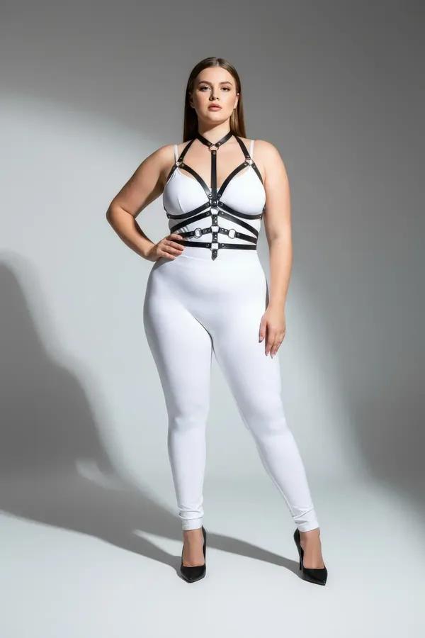 büyük beden siyah vegan deri harness takım, çoklu O-halka ve ayarlanabilir kayışlı, beyaz body üzerinde