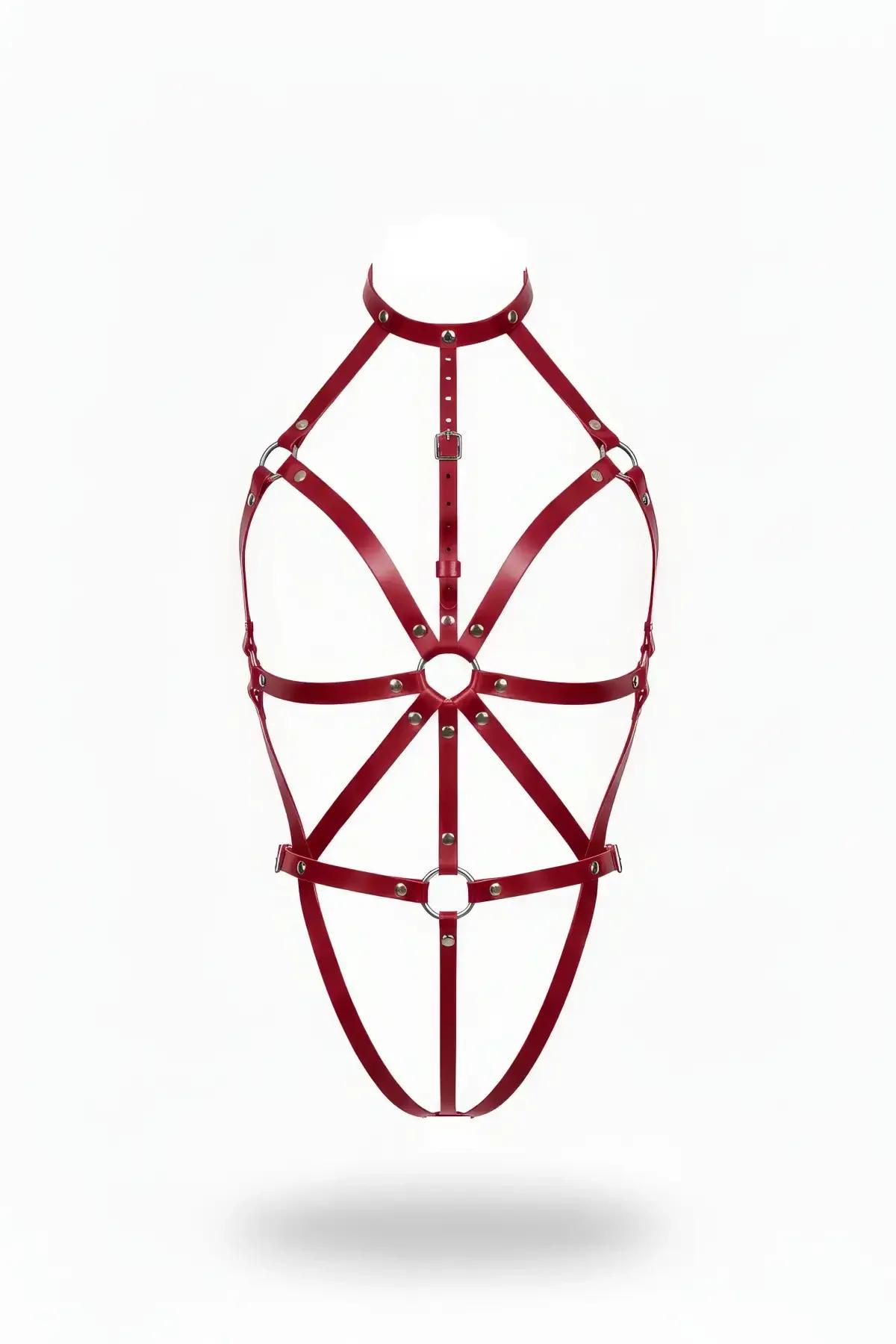 Bordo faux leather body harness yüksek yaka choker ve gümüş O-ring detaylı geometrik bant tasarımı