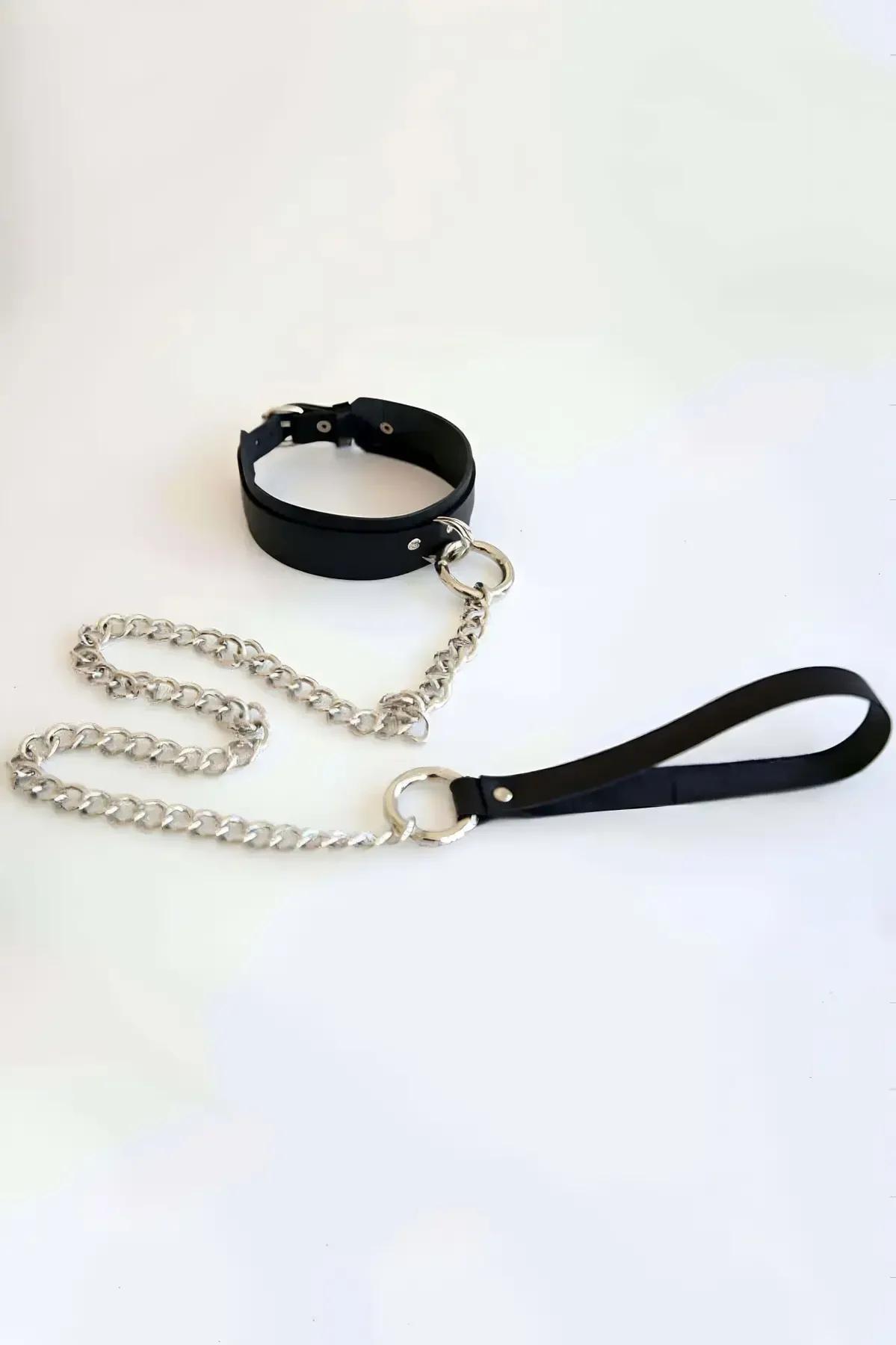 siyah vegan deri choker gümüş curb zincir ve o-halka detaylı tokalı set, beyaz zemin