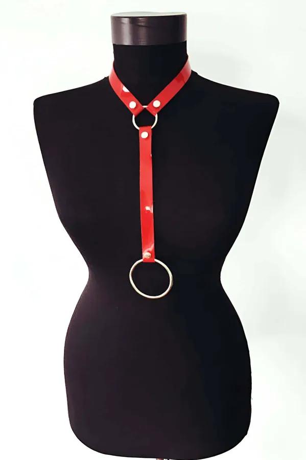 parlak kırmızı suni deri choker boyun bandı gümüş O-halka sarkıt strap detayı siyah manken