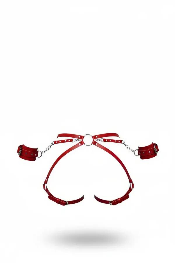 Kırmızı vegan deri zincirli kelepçeli harness takım gümüş metal O-halka ve bilek kelepçeleri