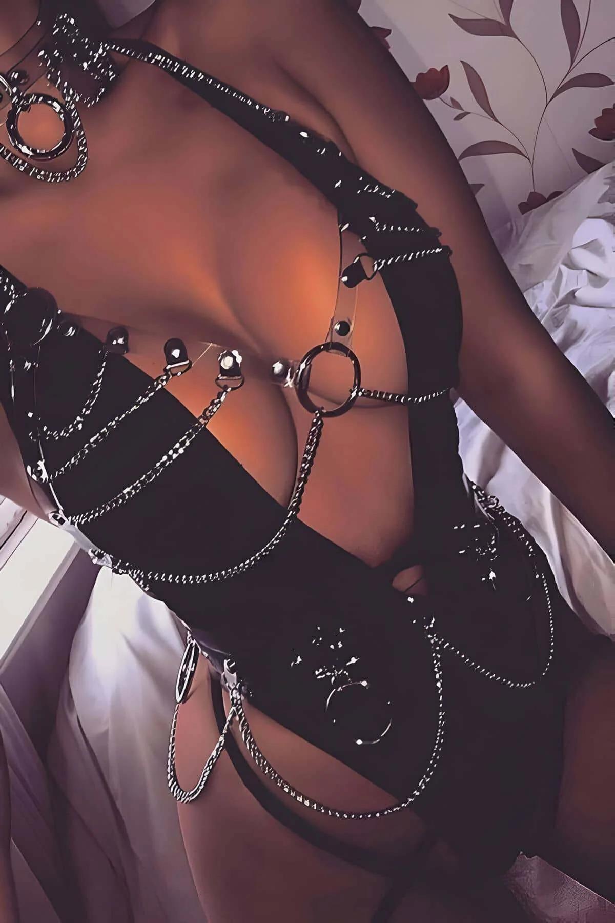 siyah vegan deri harness takım gümüş O-halkalar ve zincir detayları tam vücut