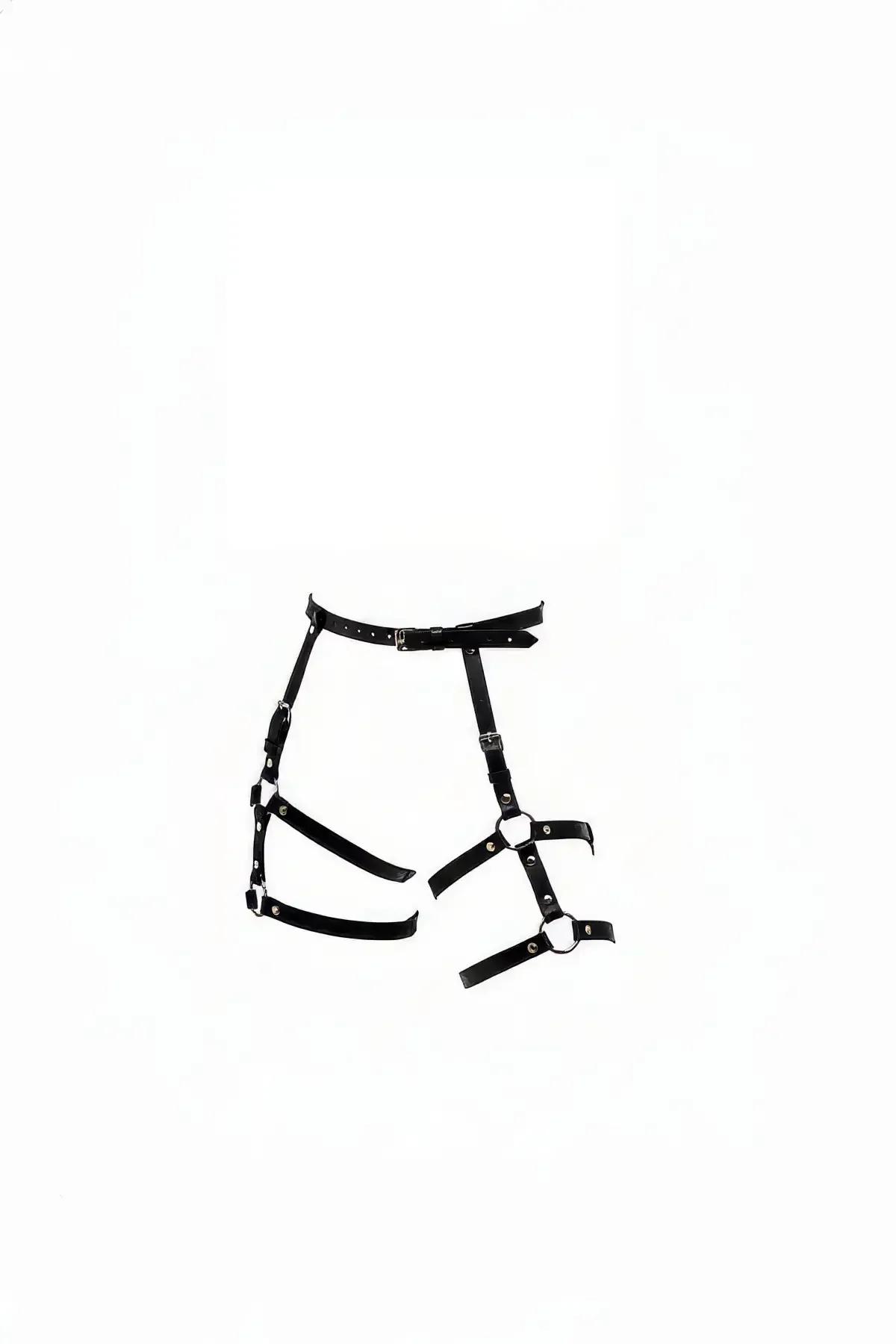 Siyah faux leather bacak jartiyer harness, gümüş metal toka ve O-halka detaylı, bel ve uyluk tasmalı