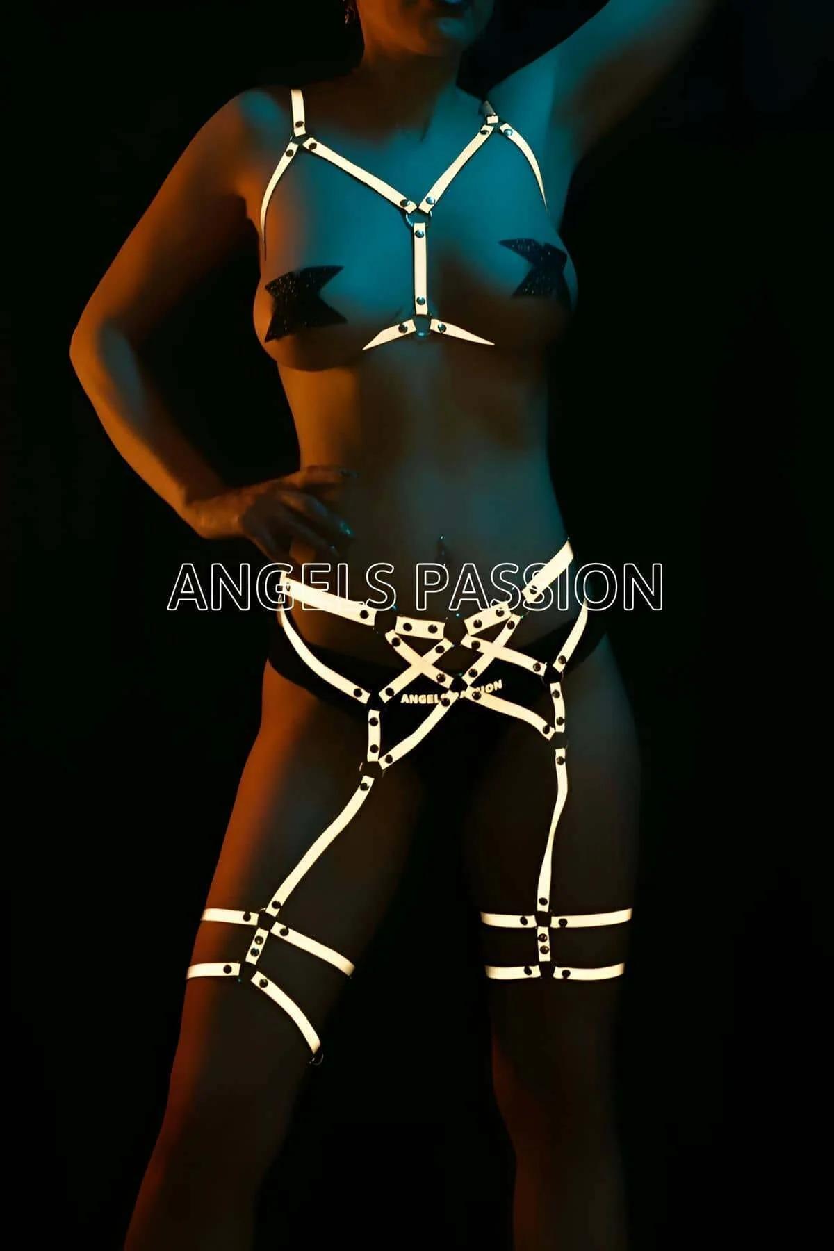 beyaz reflektörlü harness takım sütyen bel harnesi ve bacak jartiyer çerçevesi seti karanlık arka plan