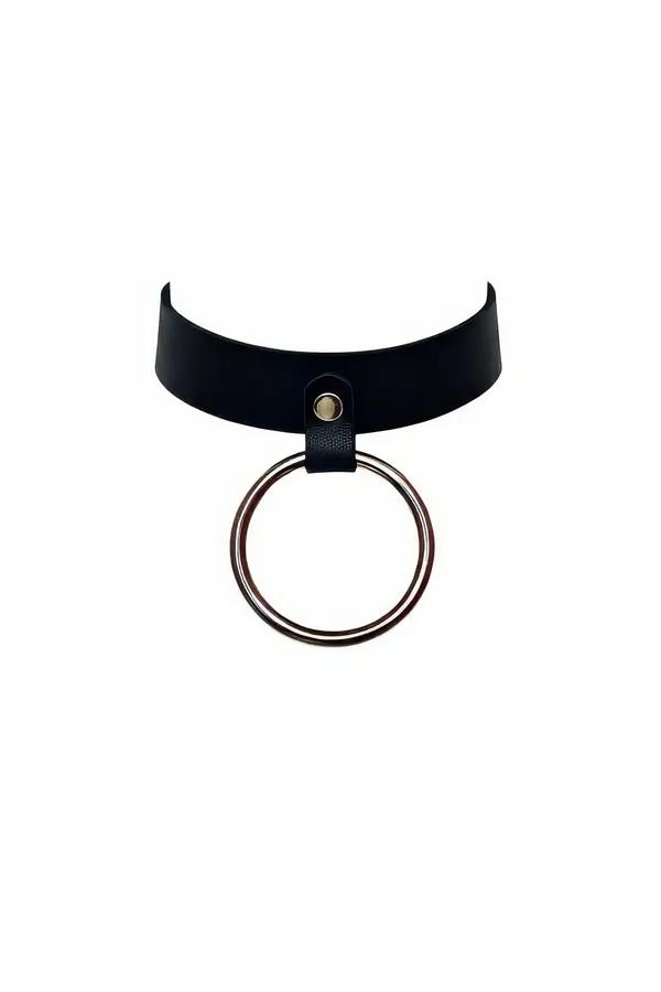 Siyah kalın vegan deri choker gerdanlık gümüş O-halka perçin detaylı, mat doku, beyaz arka plan