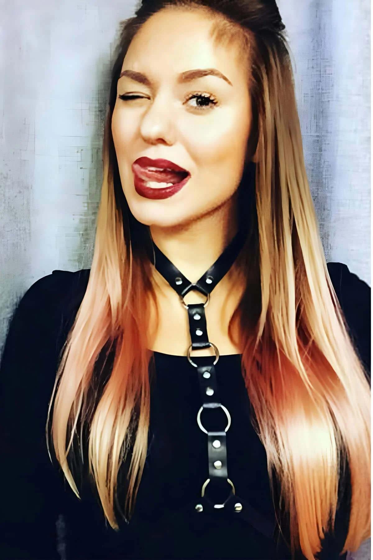 Siyah faux leather göğüs harness üç gümüş O-ring dikey sıralı ayarlanabilir toka