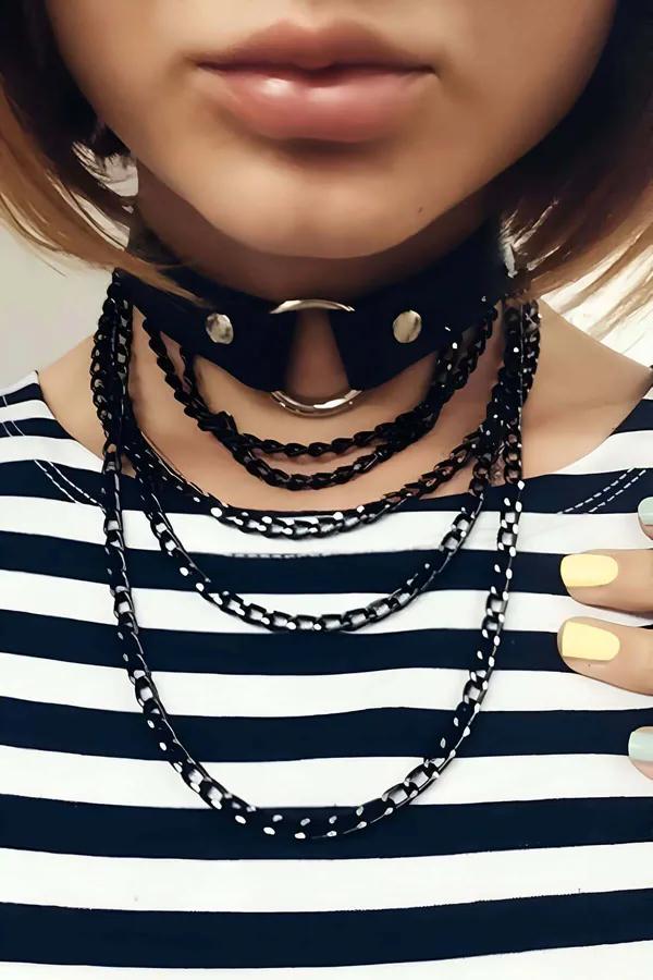 Taşlanmış siyah zincirli choker tasma, suni deri band ve gümüş O-ring, boyunda katmanlı görünüm
