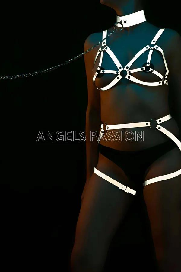 Beyaz reflektörlü PU deri tam vücut harness takımı siyah zincir detaylı, göğüs bel ve uyluk bandı set