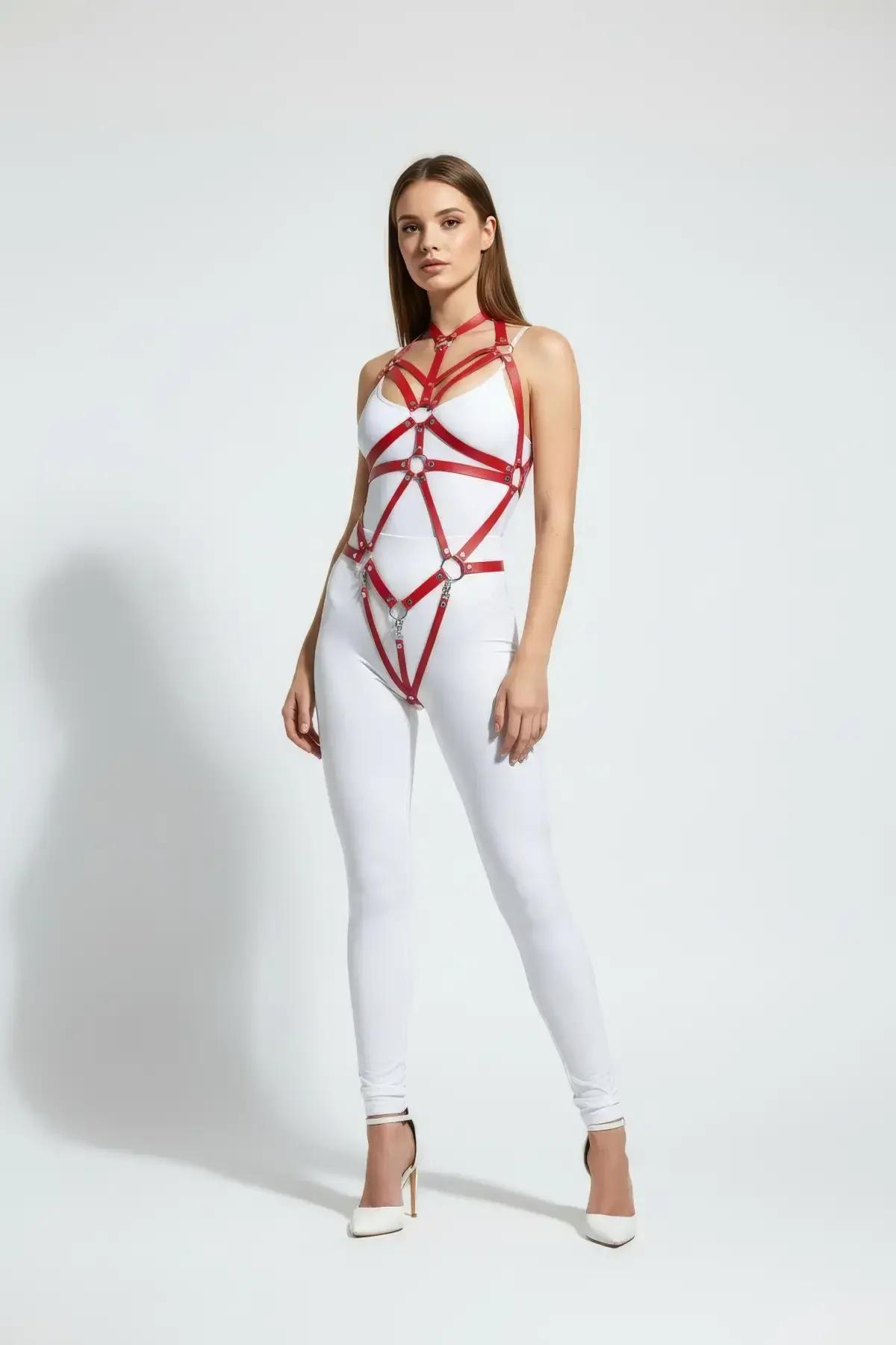 kırmızı vegan deri body harness gümüş metal O-halka detaylı tam vücut aksesuar beyaz kıyafet üzerinde