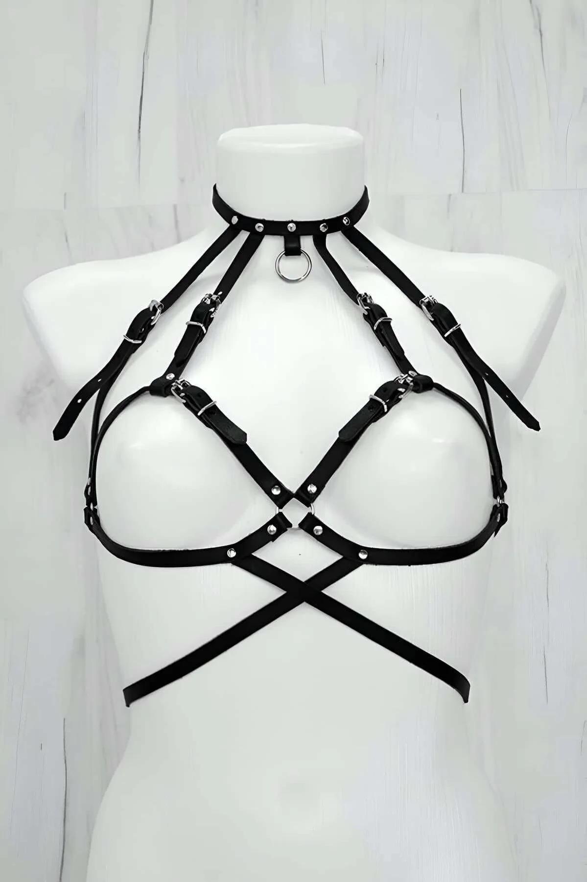 Siyah suni deri göğüs harness boyun halkası ve gümüş metal toka detaylı, çapraz X bant konfigürasyonu