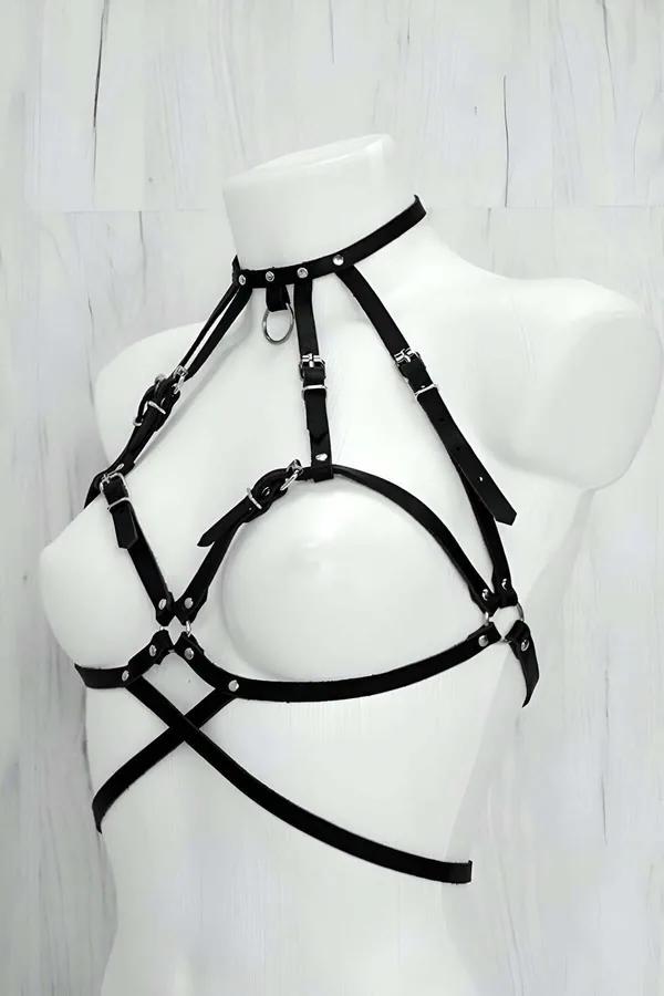 Siyah suni deri göğüs harness boyun halkası ve gümüş metal toka detaylı, çapraz X bant konfigürasyonu