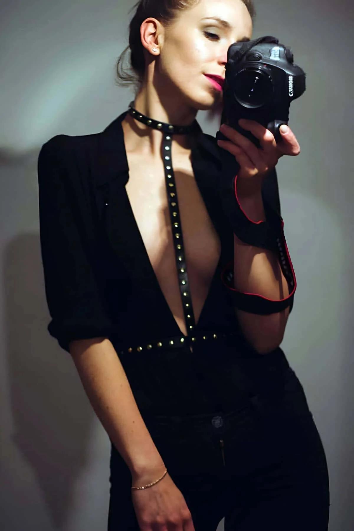 Sıralı perçinli siyah vegan deri göğüs harness, altın metal perçin detayı, boyun halkası ve bel bandı