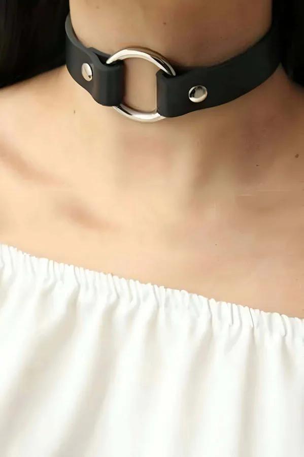 siyah suni deri choker altın O halka detaylı ince bant tasma kolye boyun üzerinde