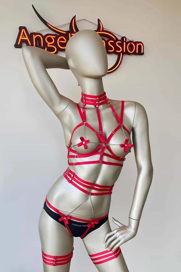 kırmızı lastik vücut harness fiyonk ve altın zincir detaylı O-ring merkezli tam vücut görünümü