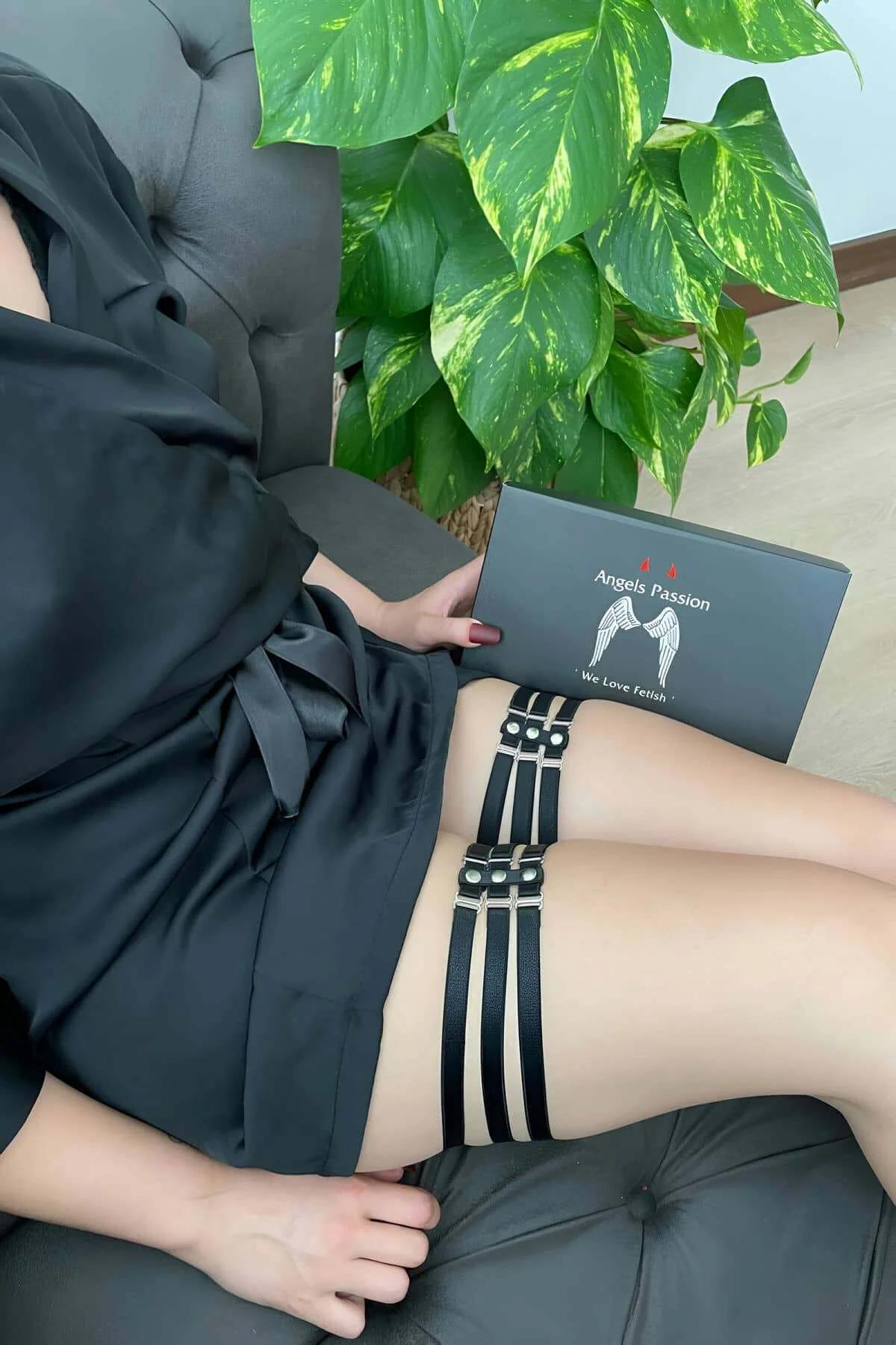 ហ្គក់ភ្លៅ faux leather ខ្មៅ ខ្សែអាត់ 3 ជួរ rivet silver-tone ដំឡើងលើភ្លៅ
