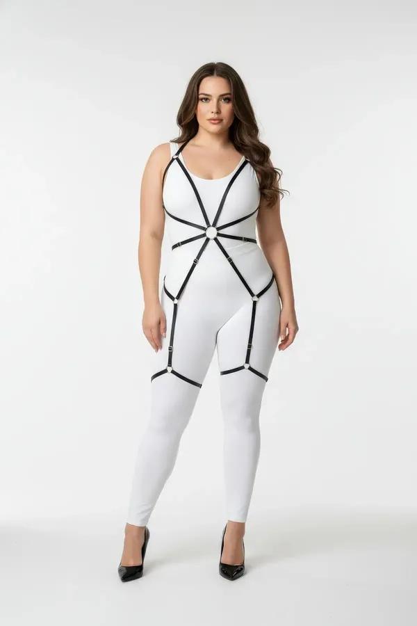 büyük beden siyah elastik harness gümüş O-ring ve çift jartiyerli tam vücut aksesuar beyaz bodysuit üzerinde