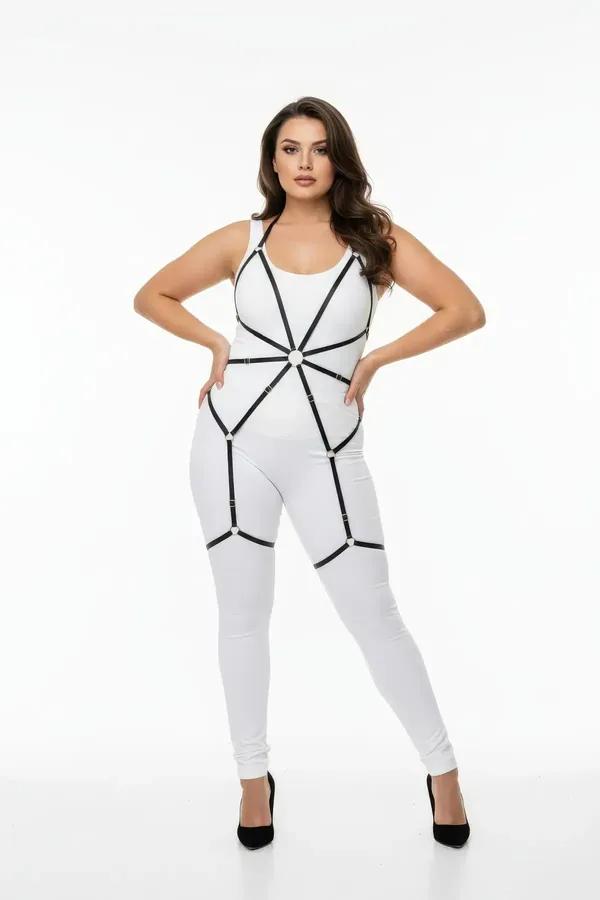 büyük beden siyah elastik harness gümüş O-ring ve çift jartiyerli tam vücut aksesuar beyaz bodysuit üzerinde