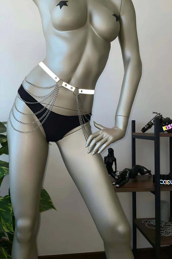beyaz reflektörlü bantlı gümüş zincirli harness bel kemeri, manken üzerinde yan görünüm