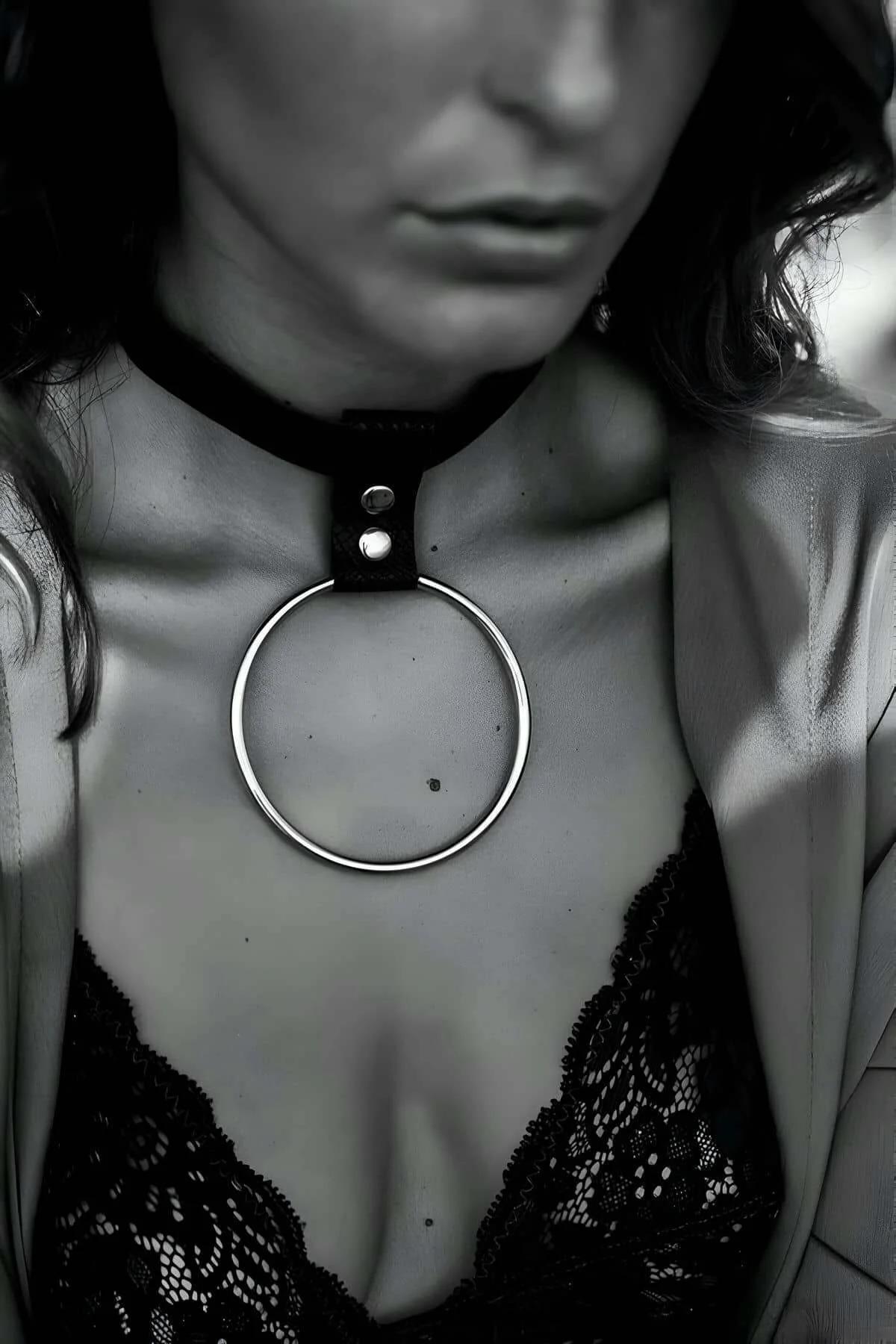 büyük gümüş O-halkalı siyah suni deri ayarlanabilir choker boyunda giyim detayı