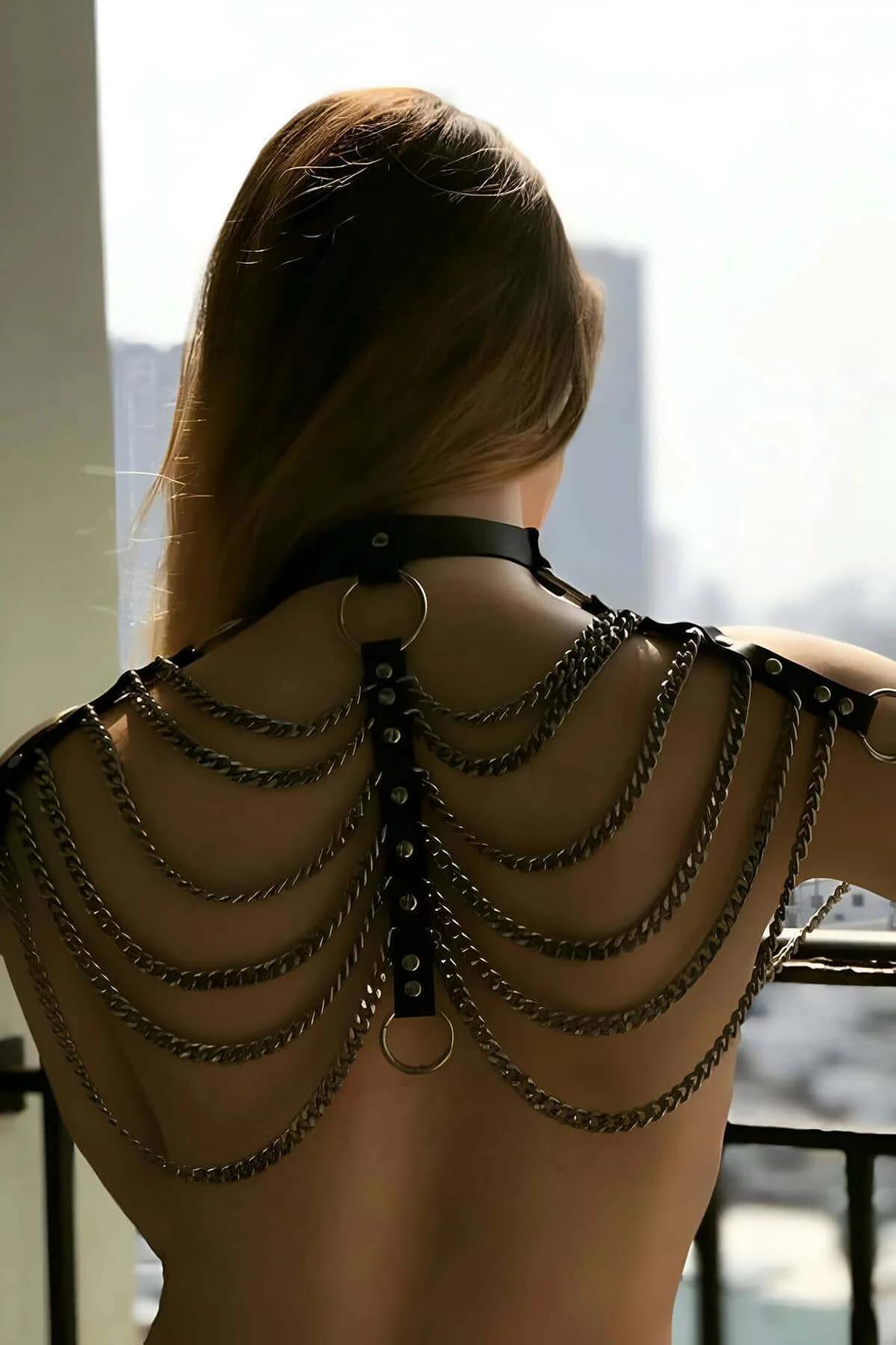 Siyah suni deri göğüs harness sırt görünümü, 5 sıra dalgalı günmetal metal zincir ve O-ring detay