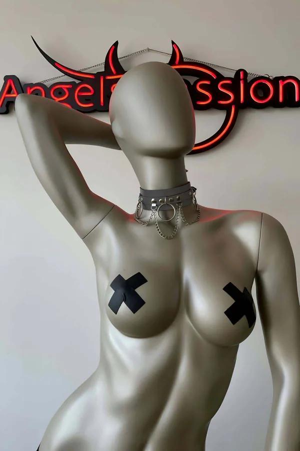 Reflektörlü beyaz vegan deri yaka tasması gümüş O-halka ve çift metal zincir detaylı choker manken üzerinde