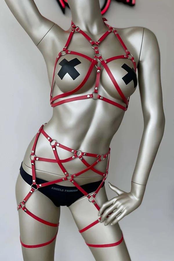 Kırmızı suni deri 3 parçalı harness takım gümüş O-halkalar ve metal perçinli jartiyer şeritleriyle manken üzerinde
