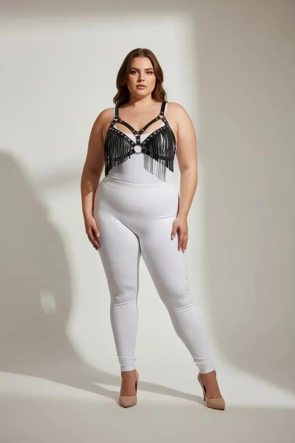 büyük beden siyah vegan deri harness sütyen, uzun püskül ve gümüş O-ring detaylı, büyük beden model üzerinde