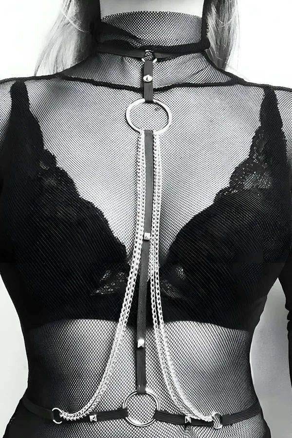 Siyah suni deri zincirli choker göğüs harness, gümüş O-ring ve dört sıralı sarkmalı zincir detayı
