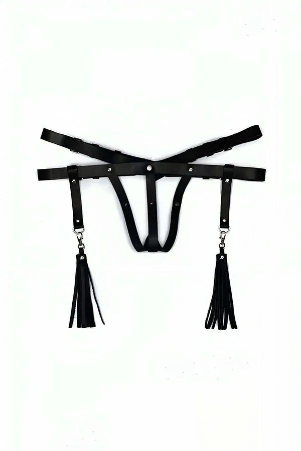 siyah vegan deri püsküllü tanga harness gümüş toka ve D-halka detaylı ön görünüm