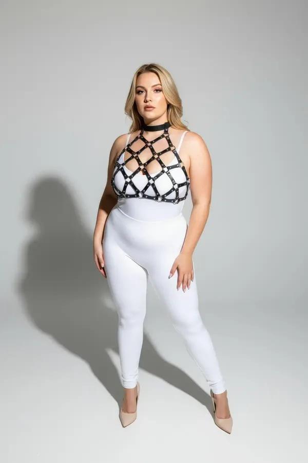 büyük beden siyah vegan deri kafes göğüs harness altın halka detaylı choker bantlı plus size model üzerinde