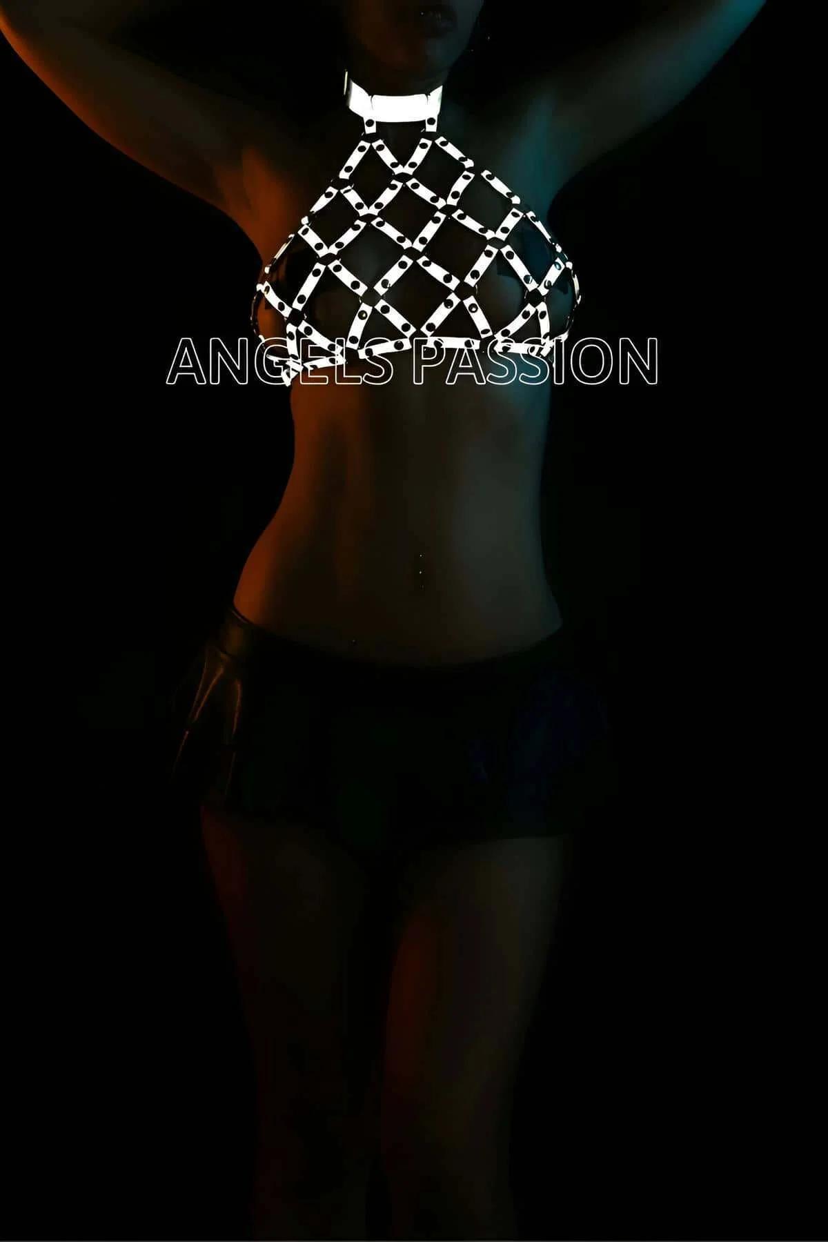 reflektörlü file desenli harness top gümüş beyaz kafes bra halter boyun perçin detaylı gece ışığında parlayan