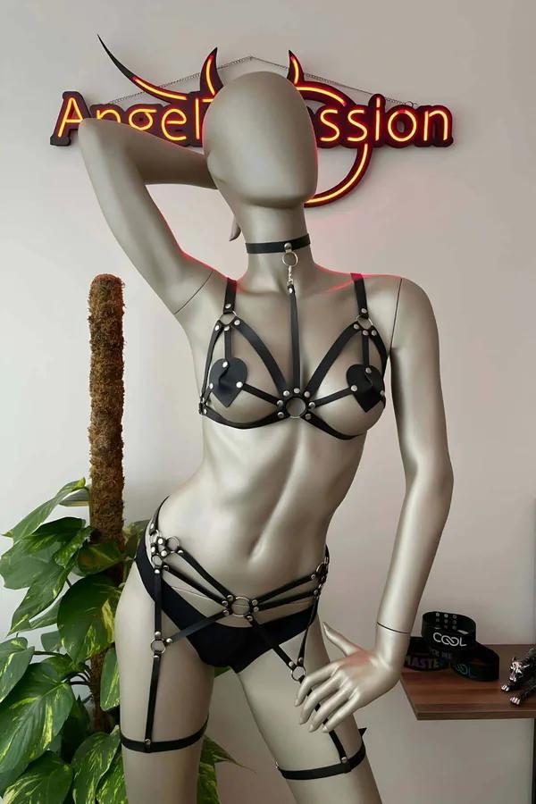 siyah suni deri harness takım boyunluk kalp kapaklı sütyen jartiyer bantlı külot ve uyluk bandı gümüş metal halkalar
