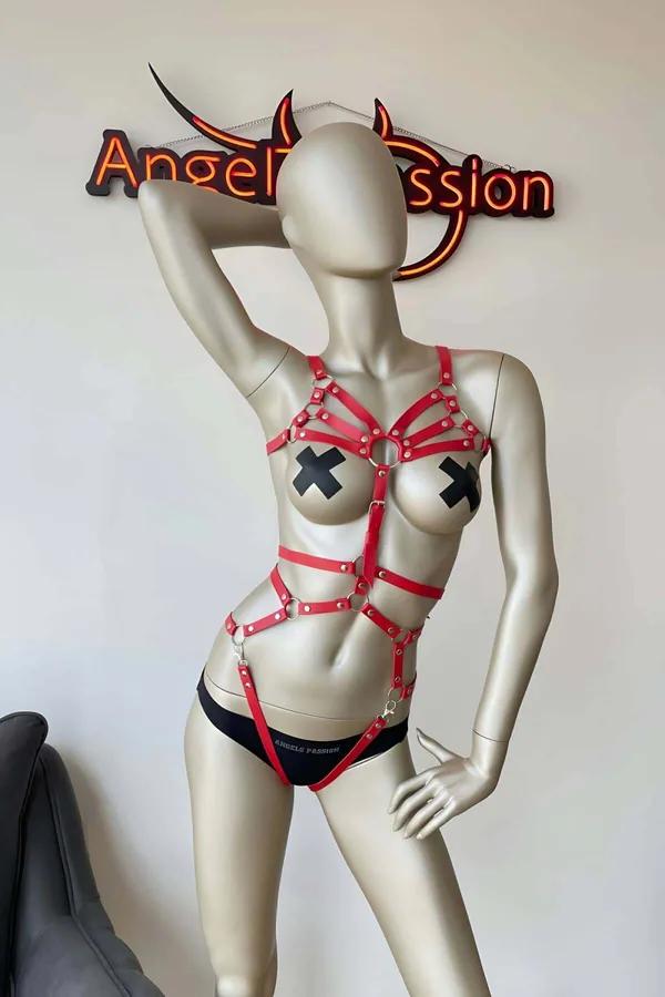 kırmızı suni deri vücut harness altın O-halka ve perçin detaylı göğüs bel bacak bantları