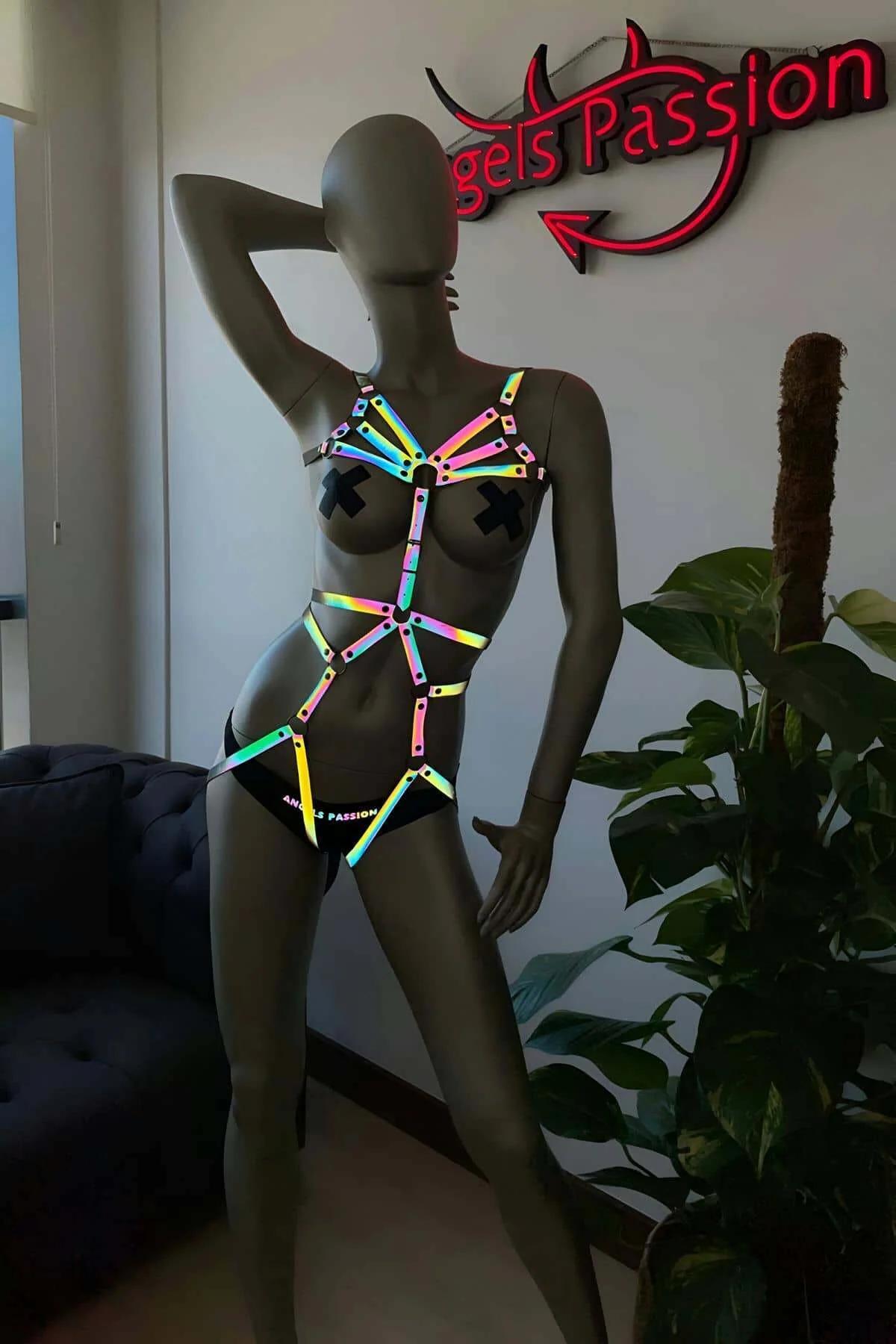 Gökkuşağı reflektörlü body harness direk dans kostümü siyah bikini alt ile manken üzerinde tam vücut görünüm