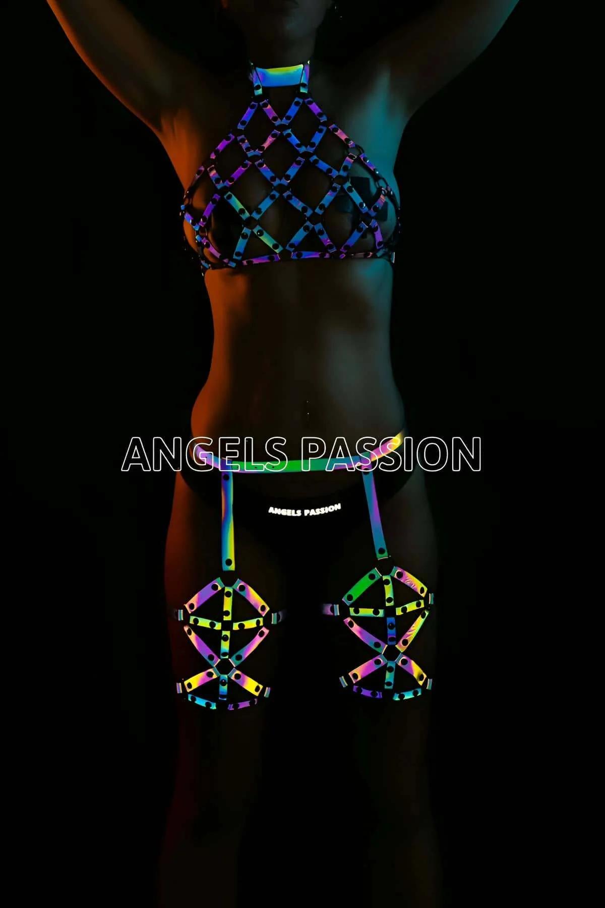 Gökkuşağı reflektörlü kafes bra harness ve jartiyer takım, neon UV ışık altında çok renkli yansıma